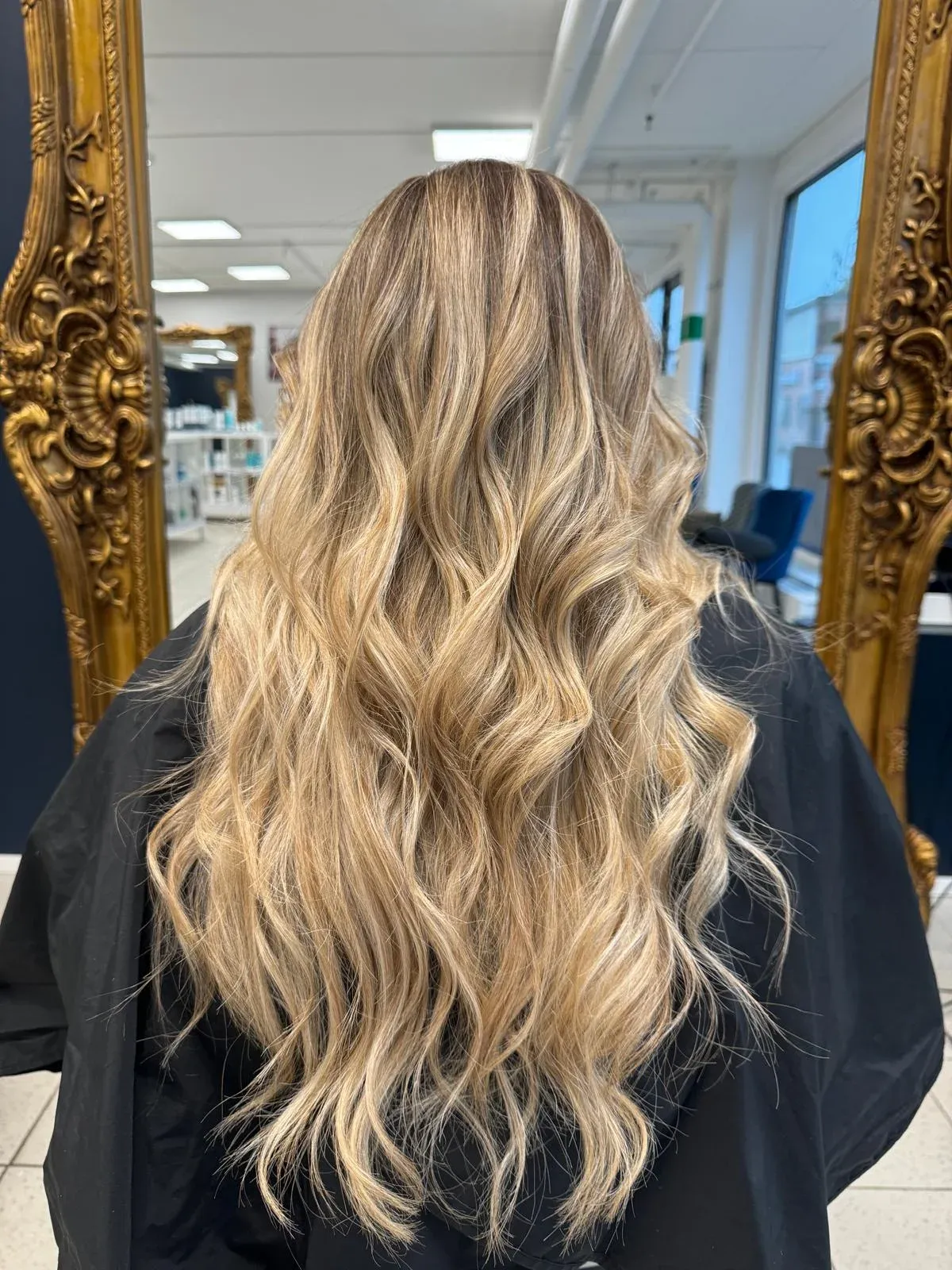 Blond balayage med mjuka vågor