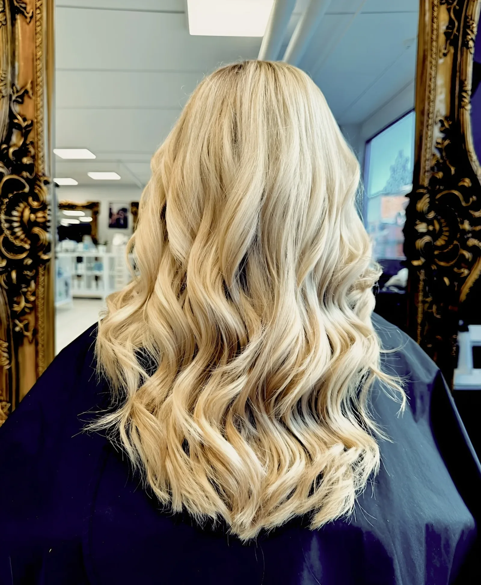 Handmålad blond balayage hos Elegant Hair Studio i Södertälje