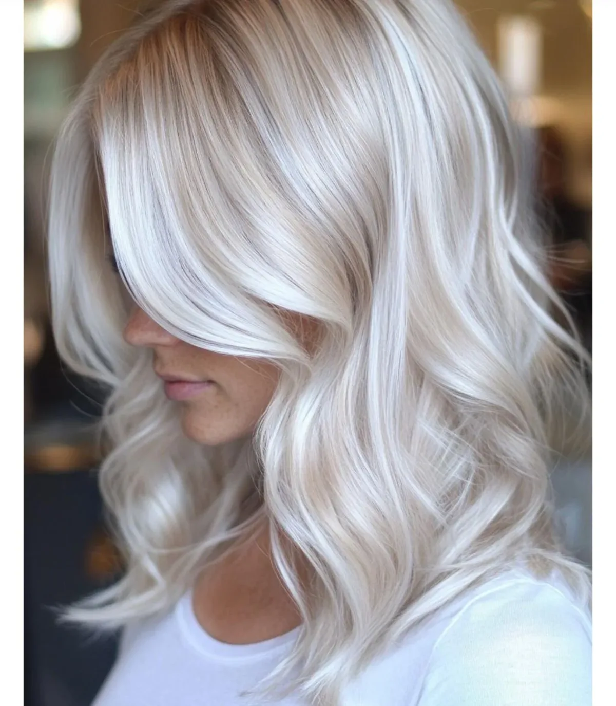 Platinablond frisyr skapad av Micke på Elegant Hair Studio